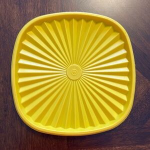 Yellow tupperware lid 837-6 for container 836-5